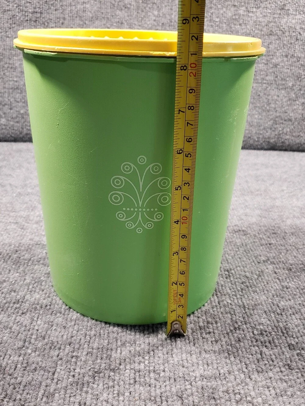 Tupperware Large Apple Green Servalier Canister 1339-1 w/ Starburst Lid Vintage